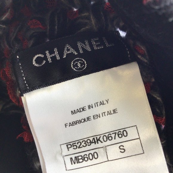 CHANEL RED / GREY / BLACK WOVEN CASHMERE AND SILK CHUNKY KNIT POM POM BEANIE / H - Picture 9 of 13